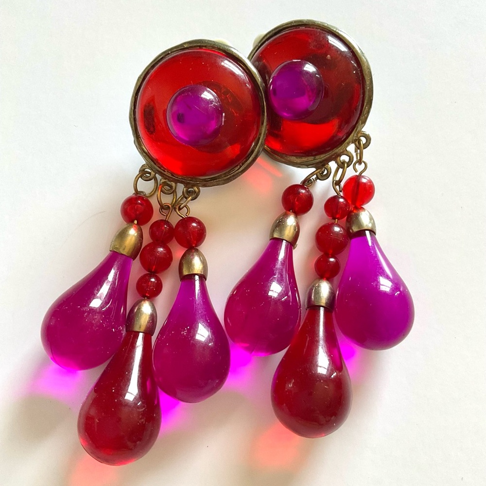 Vintage 80s Retro Lucite Teardrop Clip On Earrings Red and Hot Pink Mixed Media